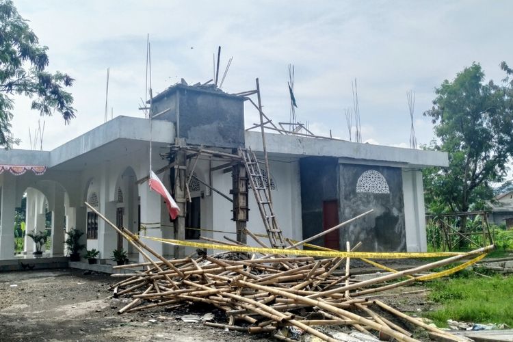 Material bangunan menara yang ambruk di Gedung Dakwa PCNU, Jalan Cipanas 2, Kecamatan Citamiang, Sukabuni, Jawa Barat, Kamis (19/12/2019).