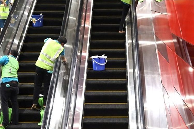 Petugas tengah membersihkan eskalator stasiun MRT Bukit Bintang, Malaysia
