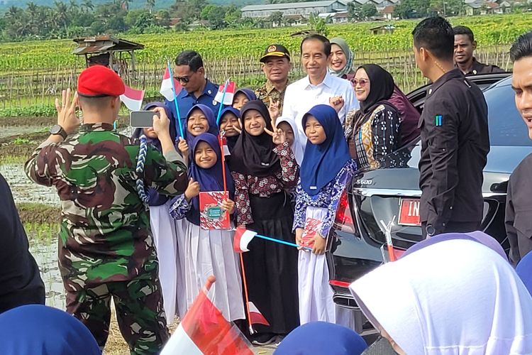 Siswa SD dan gurunya berfoto bersama Presiden Jokowi di Desa Sokaraja Kidul, Kecamatan Sokaraja, Kabupaten Banyumas, Jawa Tengah, Rabu (3/1/2024).