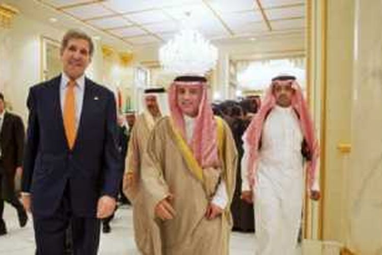 Menlu AS John Kerry bersama Menlu Arab Saudi Adel al-Jubeir