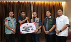 Solidaritas Pekanbaru–Aceh: Walkot Agung Salurkan Bantuan Rp 1,5 Miliar ke Gubernur Mualem