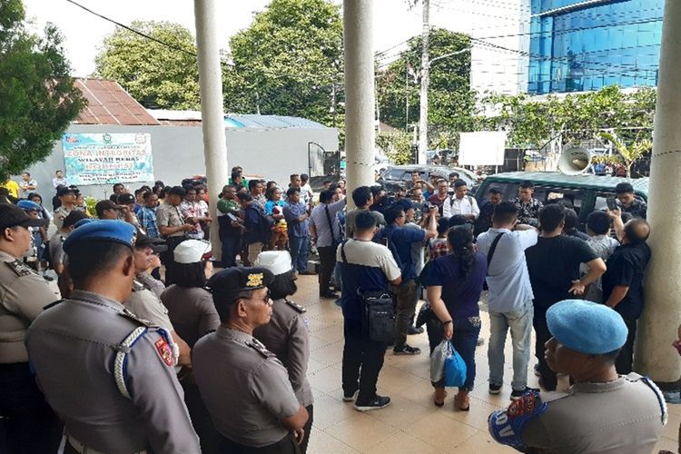 Puluhan polisi berjaga di depan PN Manado, menanti sidang putusan guru ditikam siswa hingga tewas, Senin (2/12/2019) pukul 14.00 Wita