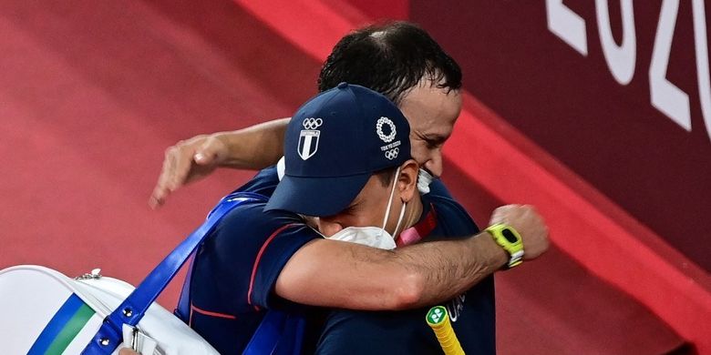 Pebulu tangkis asal Guatemala Kevin Cordon memeluk pelatihnya seusai mengejutkan Olimpiade Tokyo 2020 dengan mengalahkan Heo Kwang-hee (Korea Selatan) di babak perempat final nomor tunggal putra pada Sabtu (31/7/2021).