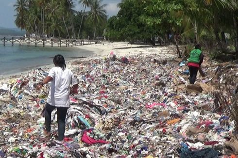 Sampah yang Terbawa Arus Laut Penuhi Pantai Palippis di Sulawesi Barat