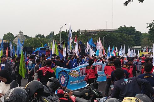 Buruh di Jatim Geruduk Gedung Grahadi Surabaya, Ini Tuntutan Mereka pada Gubernur Khofifah