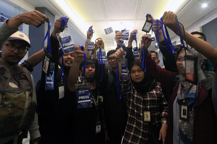 Puluhan jurnalis menanggalkan kartu identitas liputan mereka sebagai bentuk boikot pada acara launching tim Persib 2020.