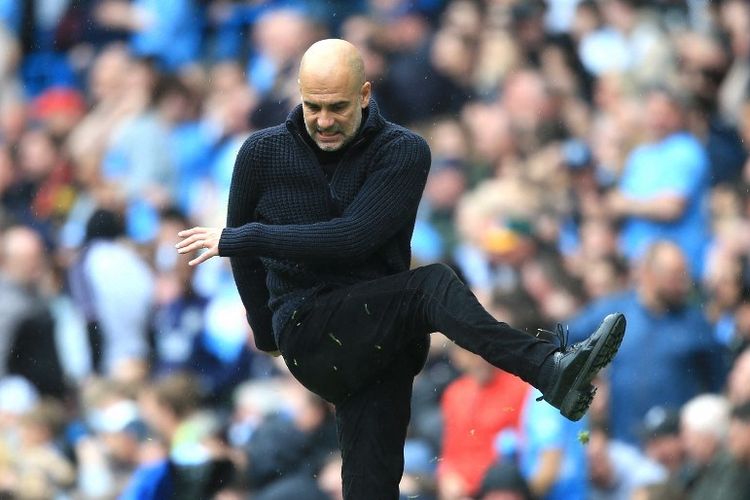 Pelatih Man City, Pep Guardiola, mengekspresikan kemarahan dalam laga Liga Inggris 2022-2023 antara Man City vs Leeds di Stadion Etihad, 6 Mei 2023. (Foto oleh Lindsey Parnaby / AFP). Terkini, usai kalah dari Arsenal di ajang Community Shield, Minggu (6/8/2023), Guardiola mempertanyakan tentang pemberlakuan aturan baru injury time.