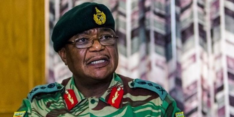 Panglima AD Zimbabwe Jenderal Constantino Chiwenga berbicara dalam konferensi pers di markas besar militer.