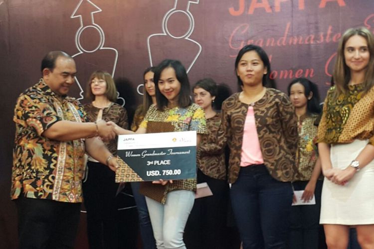 Pecatur putri Indonesia, Chelsie Monica Sihite, berhasil meraih tiga besar dalam kejuaraan catur dunia JAPFA Grandmaster and Women Grandmaster Tournament yang diadakan di Solo Paragon Hotel Solo. 