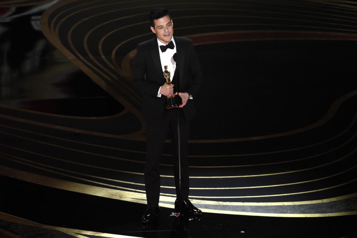 Rami Malek menerima Piala Oscar untuk Best Actor pada Academy Awards 2019 di Dolby Theatre, Los Angeles, California, Minggu (24/2/2019).