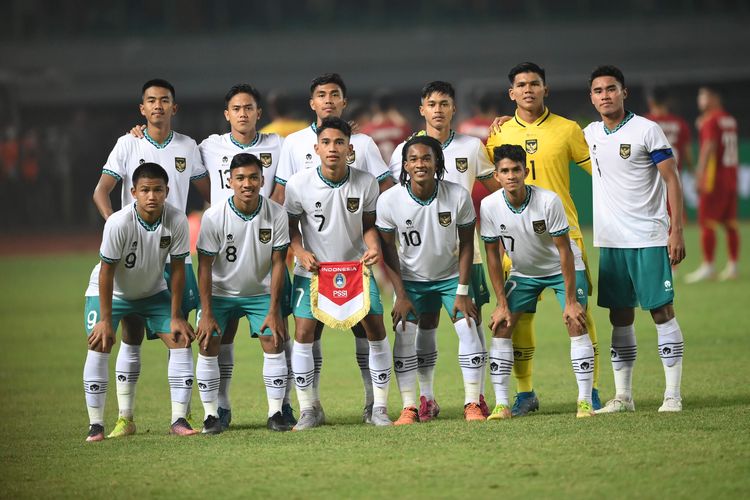 Pesepak bola Tim Nasional Indonesia U-19 berpose sebelum bertanding melawan Tim Nasional Vietnam U-19 dalam laga penyisihan Grup A Piala AFF U-19 2022 di Stadion Patriot Candrabhaga, Bekasi, Jawa Barat, Sabtu (2/7/2022). ANTARA FOTO/Aditya Pradana Putra/rwa.