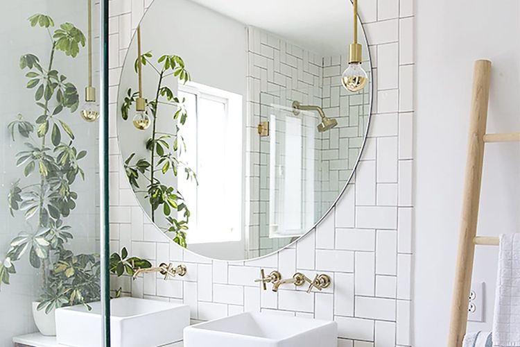 Tanaman hijau dekat cermin di kamar mandi karya Sarah Sherman Samuel.  