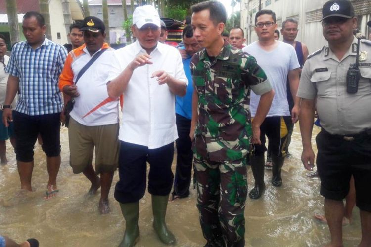 Dandim 0201/BS Medan Letkol Inf Yuda Rismansyah bersama Wali Kota Medan Dzulmi Eldin di lokasi banjir Kota Medan, Minggu (16/9/2018)