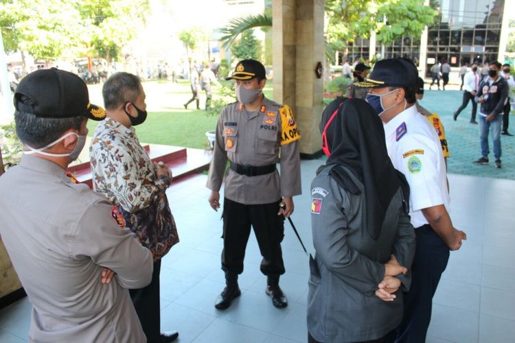 Kapolres Gunungkidul AKBP Agus Setiawan (pegang Tongkat) dan Ketua KPU Gunungkidul Ahmadi Ruslan Hani (Baju Batik) Berbincangi di Mapolres Gunungkidul Selasa (23/6/2020)