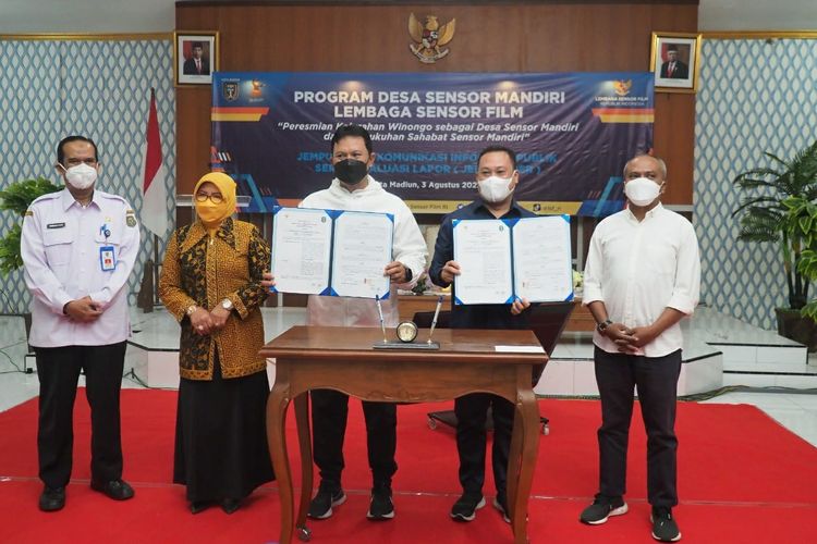 Lembaga Sensor Film mengukuhkan Kota Madiun, Jawa Timur sebagai daerah pertama di Indonesia yang memiliki Desa Sensor Mandiri dan Sahabat Sensor Mandiri, Rabu (3/8/2022). Nampak Wali Kota Madiun, Maidi dan Ketua LSF Indonesia,  Rommy Fibri Hardiyanto menunjukkan surat keputusan pengukuhan Kelurahan Winongo, Kecamatan Manguharjo masuk program Desa Sensor Mandiri pertama di Indonesia.