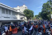 Tengah Kota Surabaya Macet, Ratusan Buruh Berhenti di Tunjungan Plaza Saat Aksi 'May Day'
