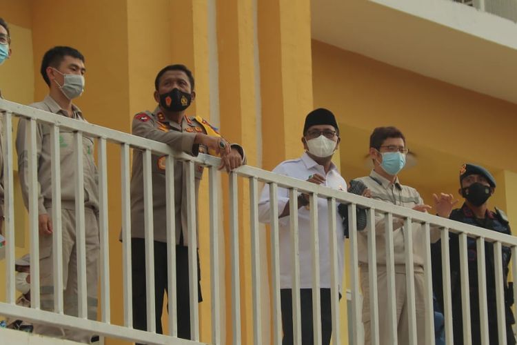 Kapolda Maluku Utara, Bupati Halmahera Tengah, dan direksi PT IWIP saat berada di balkon asrama Mako Brimob.

