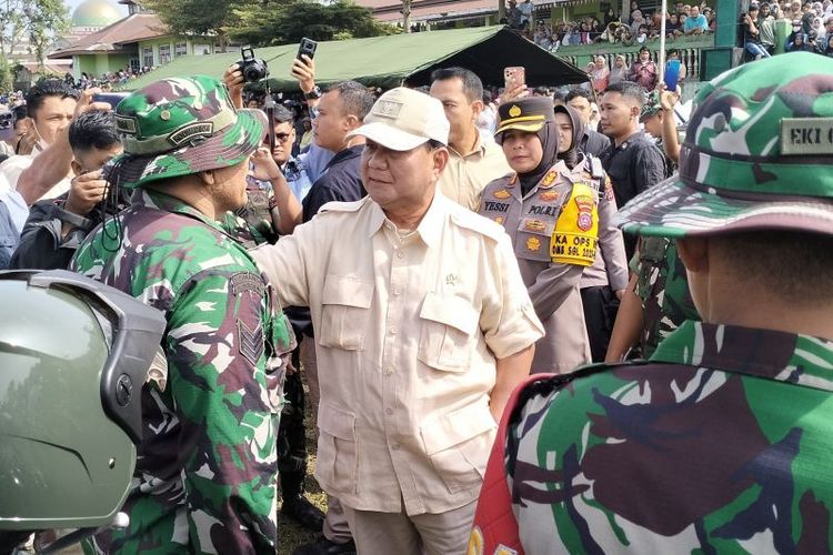 Menteri Pertahanan (Menhan) RI Prabowo Subianto berinteraksi dengan salah seorang prajurit TNI di posko pencarian korban erupsi Gunung Marapi di Kabupaten Agam, Sabtu, (9/12/2023). 