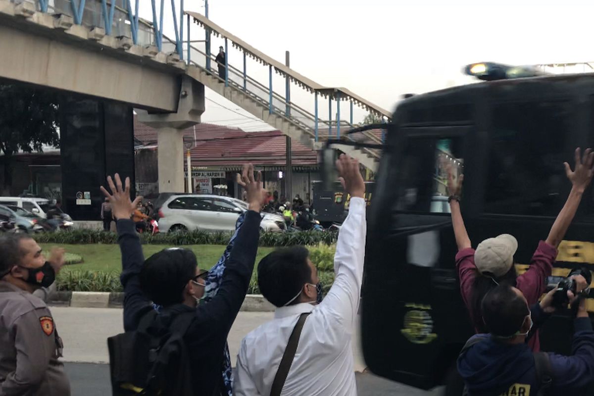 Terdakwa kasus kerumunan dan penghasutan, Rizieq Shihab meninggalkan Pengadilan Negeri Jakarta Timur pada Jumat (23/3/2021) pukul 17.45 WIB.