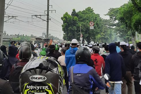 Jelang Sidang Vonis, Simpatisan Rizieq Shihab Kepung Flyover Pondok Kopi