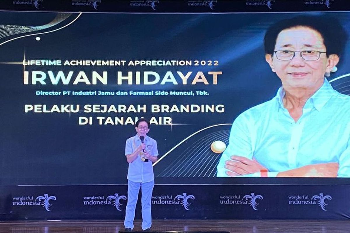 Direktur Sido Muncul Irwan Hidayat saat menerima penghargaan ?Lifetime Achievement Award? dari IBF 2022 di Kementerian Pariwisata dan Ekonomi Kreatif, Jakarta, Selasa (20/9/2022).