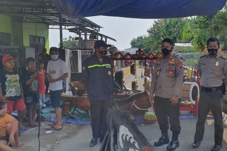 Karena memicu kerumunan di masa Pandemi Covid-19, aparat dari Kepolisian Sektor Mojowarno, Kabupaten Jombang, Jawa Timur, membubarkan pertunjukan kesenian kuda lumping, Jumat (21/5/2021).