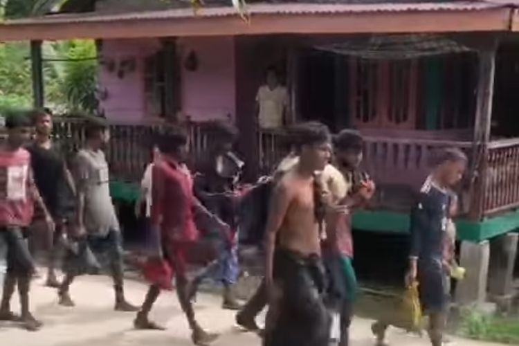 Potongan video saat pengungsi Rohingya tiba di Desa Kwala Langkat, Kabupaten Langkat, Rabu (22/5/2024)