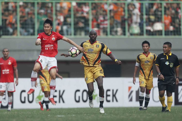 Mohamed Sissoko (tengah) menjalani pertandingan antara Mitra Kukar dan tuan rumah Persija Jakarta pada partai Liga 1 di Stadion Patriot, Minggu (14/5/2017).