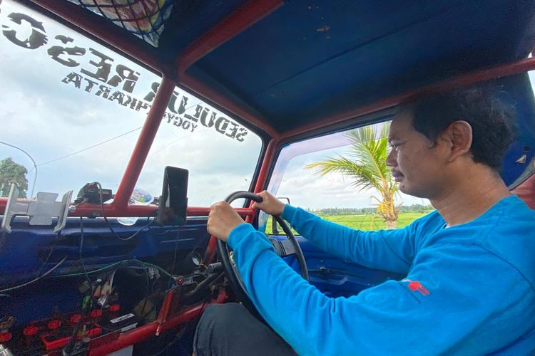 Pengemudi sekaligus pemandu wisata Jeep di Kulon Progo, Ivan Semesta. 