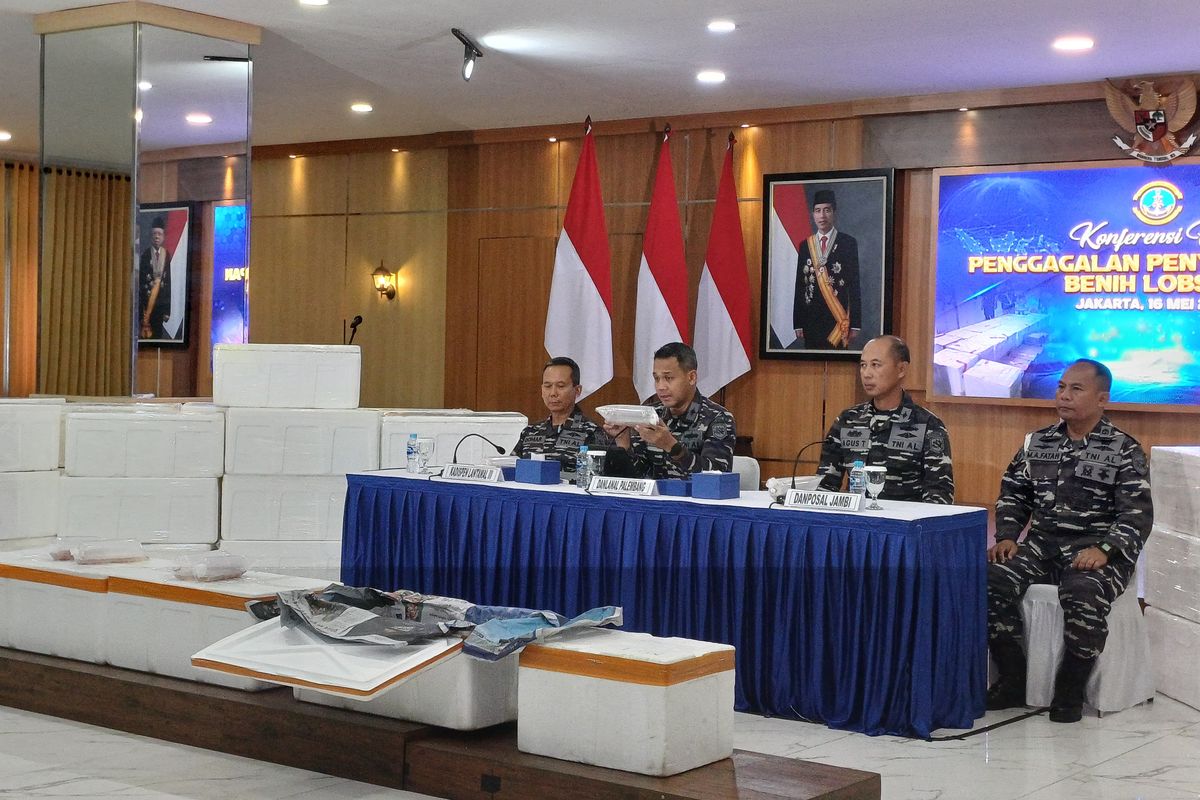 Danlanal Palembang, Kolonel Laut (P) Sandy Kurniawan dalam Konferensi Pers di Pangkalan Utama TNI AL (Lantamal) III Jakarta, Jakarta Utara, Kamis (16/5/2024).