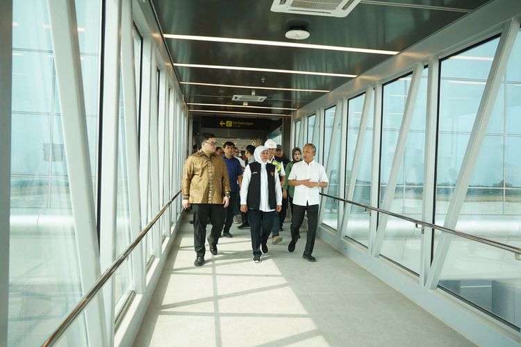 Bupati Kediri bersama Gubernur Jatim Khofifah Indar Parawansa di Bandara Dhoho Kediri.