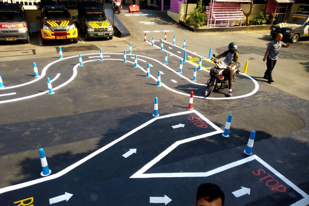 Belasan pemohon jajal trek baru ujian praktek SIM C di Polres Blitar Kota. Mayoritas gagal di tikungan pertama setengah lingkaran, Sabtu (5/8/2023)