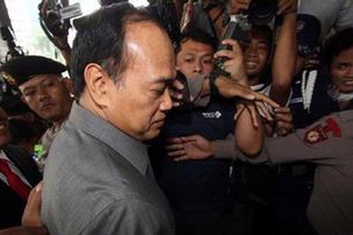 Mantan Kepala Korps Lalu Lintas (Korlantas) Mabes Polri, Irjen Djoko Susilo didampingi kuasa hukumnya memenuhi panggilan KPK untuk diperiksa, di Gedung KPK, Jakarta, Jumat (5/10/2012). Djoko Susilo menjadi tersangka dalam dugaan kasus korupsi pengadaan alat simulator di Korlantas.