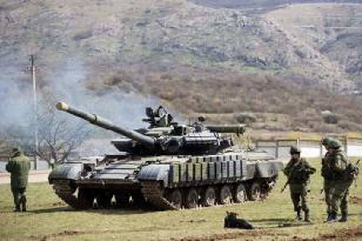 Pasukan Rusia sedang bersiaga di dekat sebuah tank di pangkalan militer Perevalne, Crimea.