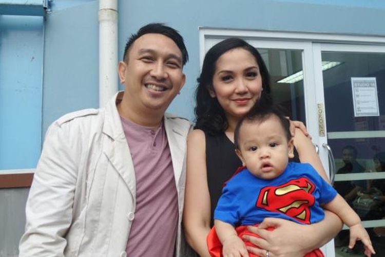 Pembawa acara Augie Fantinus bersama istrinya, Andrian Bustami, beserta anak diabadikan di halaman Gedung Trans, Jalan Tendean, Mampang Prapatan, Jakarta Selatan, Jumat (15/4/2016).