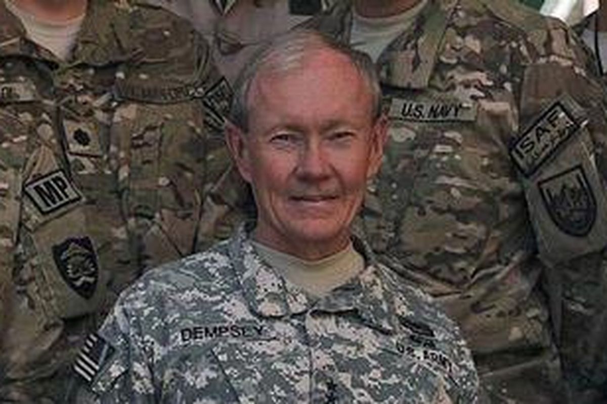 Pemimpin Kepala Staf Gabungan AS Jenderal Martin Dempsey saat berada markas Pasukan Bantuan Keamanan Internasional (ISAF) di Kabul, Afganistan, Senin (20/8/2012).
