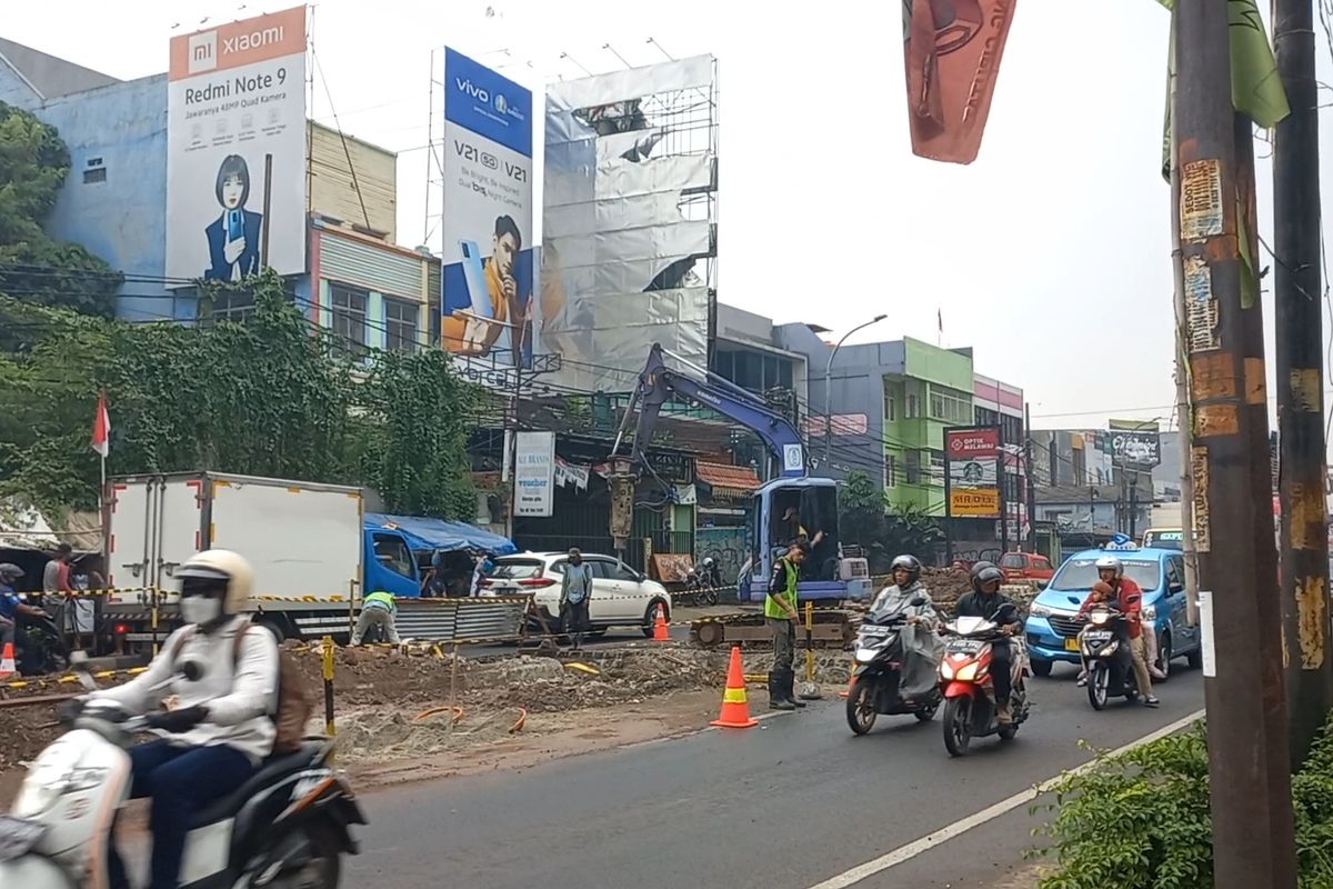 Proses perbaikan drainase di Jalan Dewi Sartika, Ciputat, Tangerang Selatan, Selasa (31/8/2021)