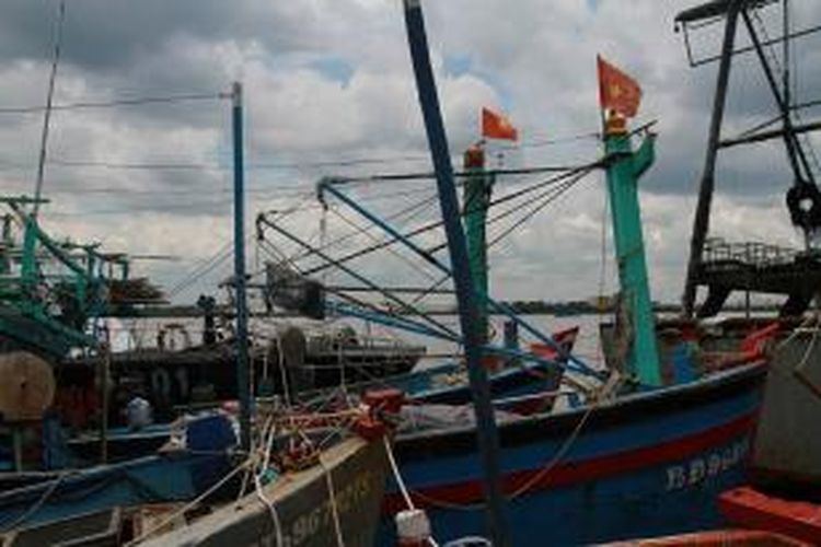 Kapal penangksp ikan berbendera negara Vietnam yang diamankan di stasuin PSDKP Pontianak, Kalimantan Barat (16/4/2015)