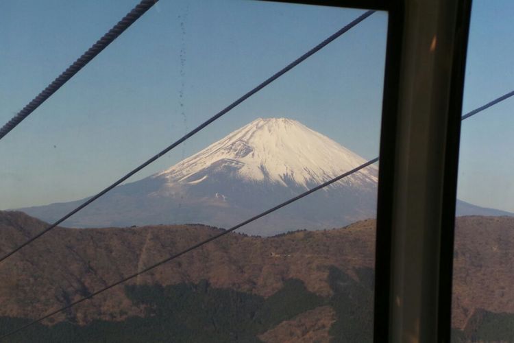 Pemandangan Gunung Fuji dari dalam Hakone Ropeway. 