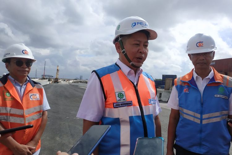 Direktur Utama PT Pelindo Solusi Logistik Joko Noerhudha di Proyek Jalan Tol JTCC Seksi 4, Jakarta Utara, Rabu (22/2/2023).