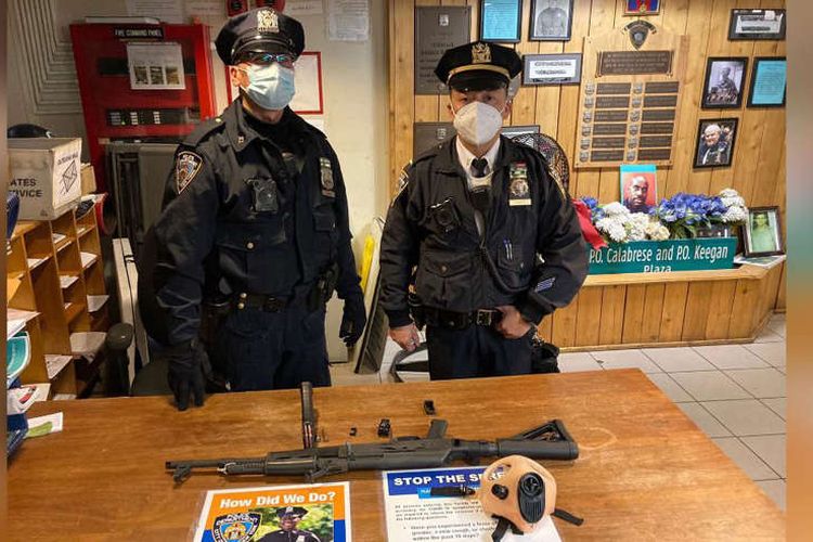 Departemen Kepolisian Kota New York Polisi New York mengatakan mereka menyita AK-47 dari seorang remaja di stasiun kereta bawah tanah Times Square.