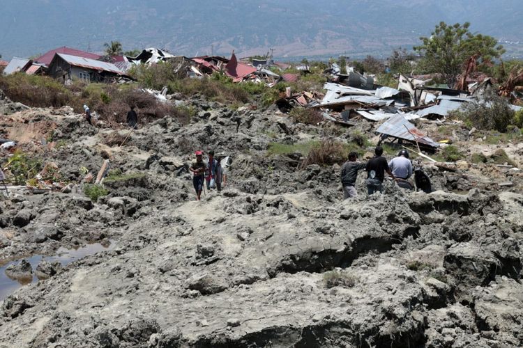 Warga Kelurahan Petobo, Kecamatan Palu Selatan, Kota Palu, Sulawesi Tengah, mengangkuti barang yang masih bisa diselamatkan dari rumah-rumah mereka yang terendam lumpur yang keluar dari perut bumi pasca-gempa bermagnitudo 7,4.
