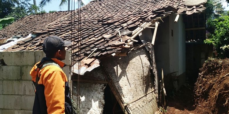 Petugas BPBD mengecek kondisi rumah terkena tanah longsor di Gegerbitung, Sukabumi, Jawa Barat, Senin (27/1/2020).