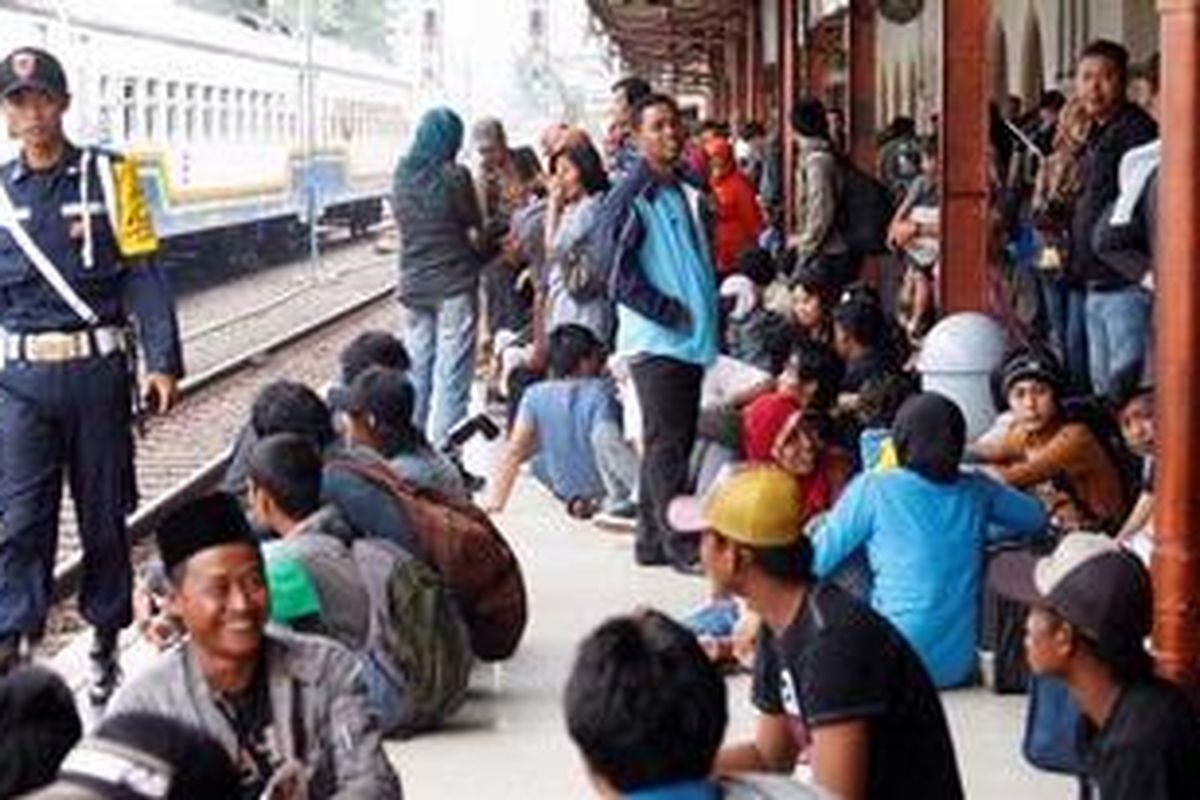 Sejumlah calon penumpang yang akan menaiki kereta api bisnis Gumarang jurusan Pasar Turi menunggu di peron Stasiun Pasar Senen, Jakarta, Selasa (23/8/2011).  