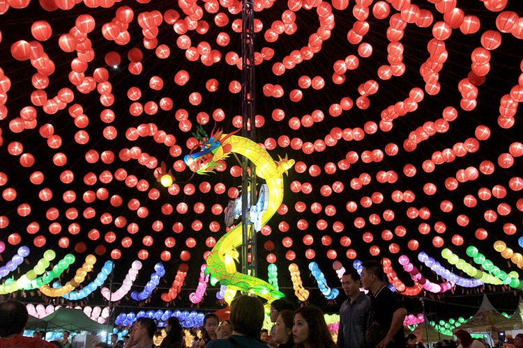 Lampion berbentuk naga dipamerkan dalam Sriwijaya Lantern Festival di Jalan Reziden Abdul Rozak, Kecamatan Ilir Timur III, Palembang, Sumatera Selatan, Kamis (23/1/2020). Festival yang menampilkan 10.000 lampion tersebut digelar untuk menyambut perayaan Imlek yang jatuh pada 25 Januari mendatang.