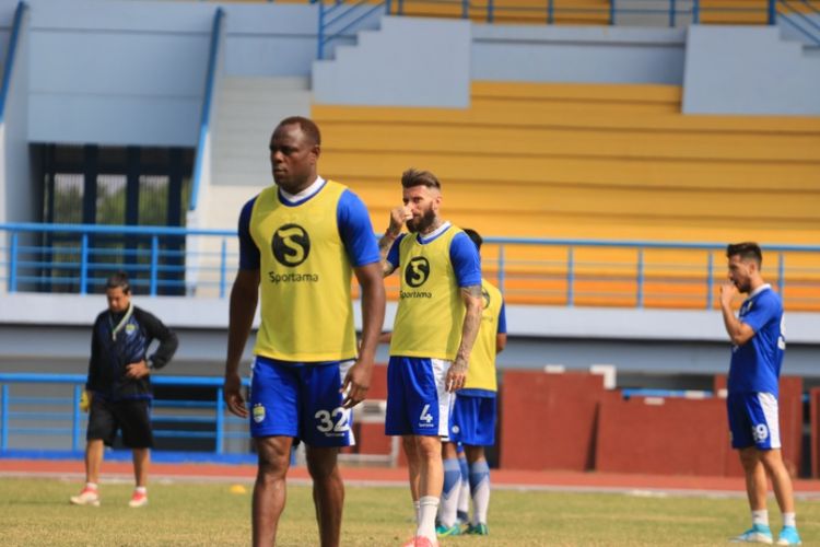 Para pemain bertahan Persib saat menjalani latihan pagi di Lapangan Arcamanik, Kamis (19/7/2018).