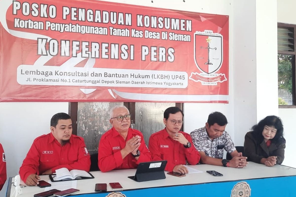 Lembaga Konsultasi dan Bantuan Hukum (LKBH) Universitas Proklamasi 45 Yogyakarta saat menyampaikan perkembangan terkait dengan gugatan pailit dalam perkara penyalahgunaan tanah kas desa di DI Yogyakarta (DIY).