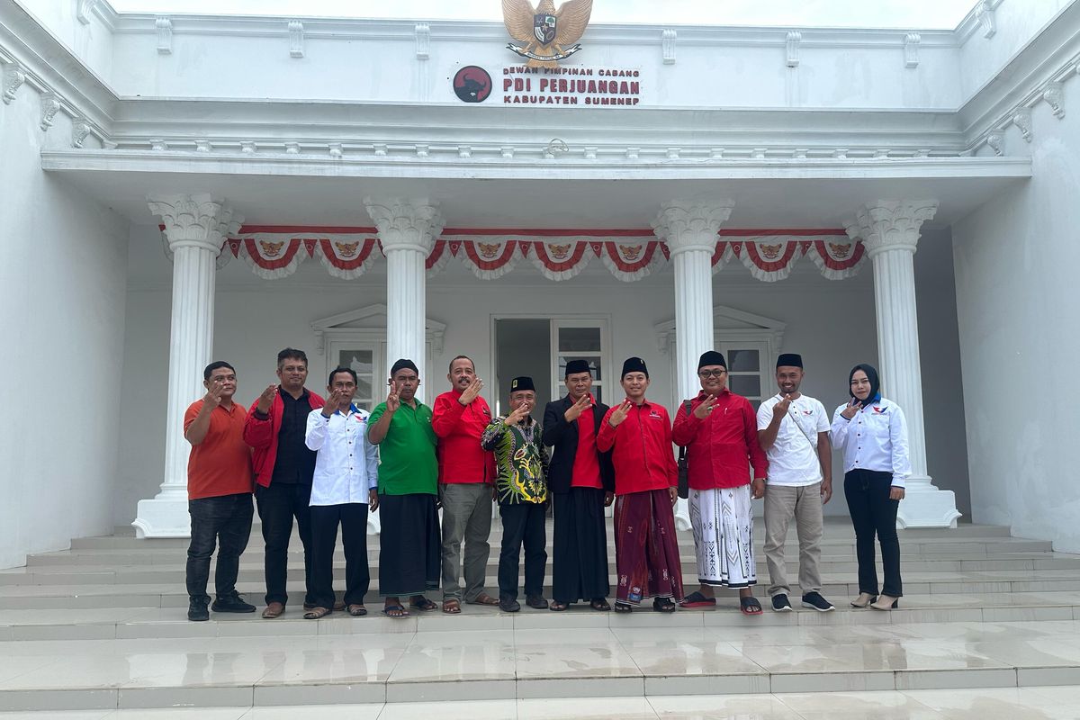 Para perwakilan dari Partai Politik (Parpol) Koalisi Pengusung Pasangan Capres dan Cawapres, Ganjar-Mahfud di Kabupaten Sumenep berfoto bersama usai menggelar rapat konsolidasi di Kantor Dewan Pimpinan Cabang (DPC) PDI-Perjuangan Sumenep, Rabu (13/12/2023).