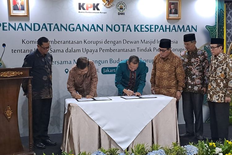 Ketua Umum DMI Jusuf Kalla (JK) dan Wakil Ketua KPK Nurul Ghufron menandatangani MoU kerja sama terkait pendidikan antikorupsi di kantor DMI, Jakarta, Kamis (13/4/2023). 