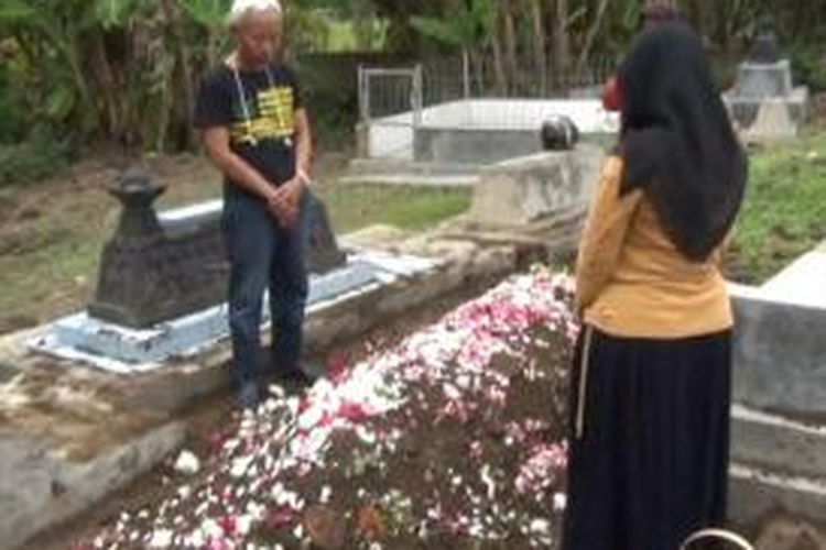 Pemakaman Siti Amini, korban mutilasi, di Klaten, Jawa Tengah, Senin (15/7/2013).